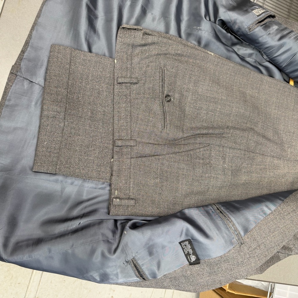 Assorted Men's Suits Collection (42Reg 36x29) - Picture 5 of 16